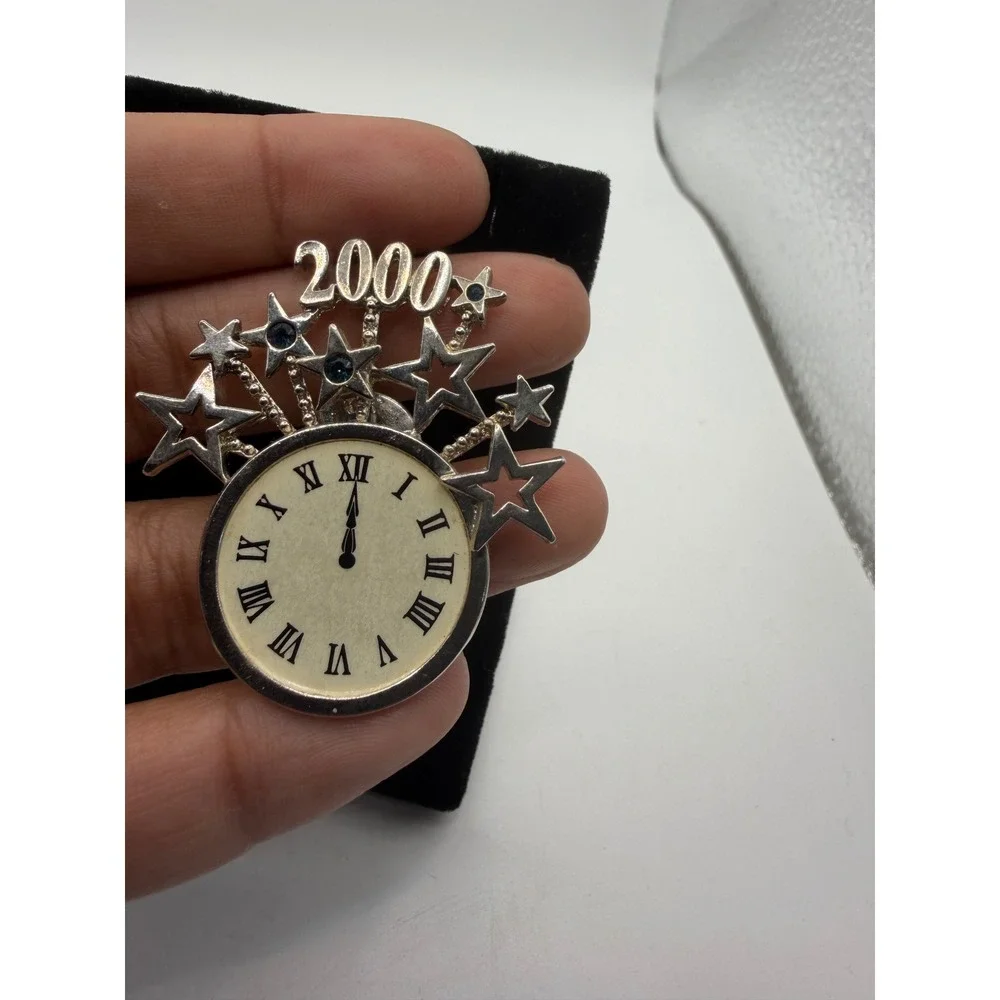 Vintage Year 2000 Millennium New Years Eve Clock Midnight Stars Lapel Pin Silver